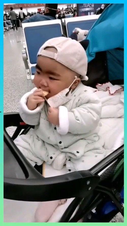 儿童戴成人口罩搞笑视频,小朋友戴成人口罩的欢乐瞬间