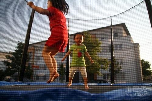成人节奏蹦蹦床视频,节奏律动人生