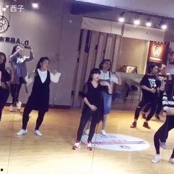 宏达广场成人舞蹈视频,动感旋律下的优雅舞动