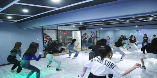 成人街舞天街视频,成人舞者激情演绎动感舞步