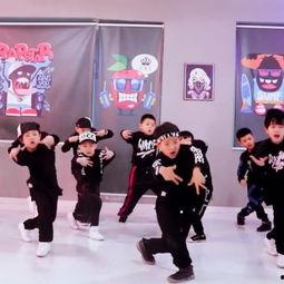 成人街舞天街视频,成人舞者激情演绎动感舞步