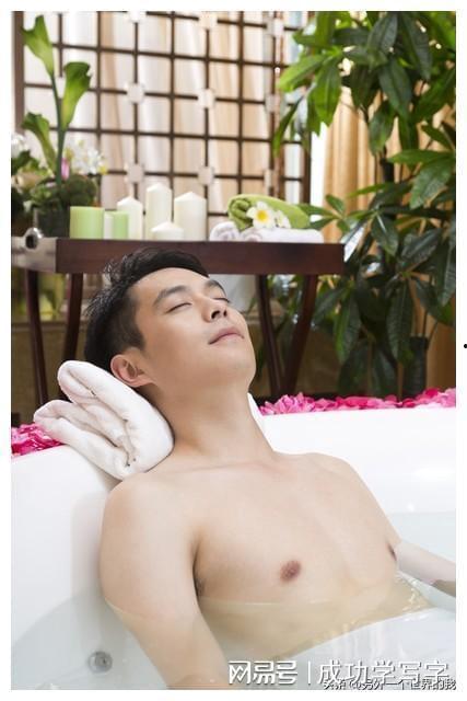 浴室男士成人裹巾视频